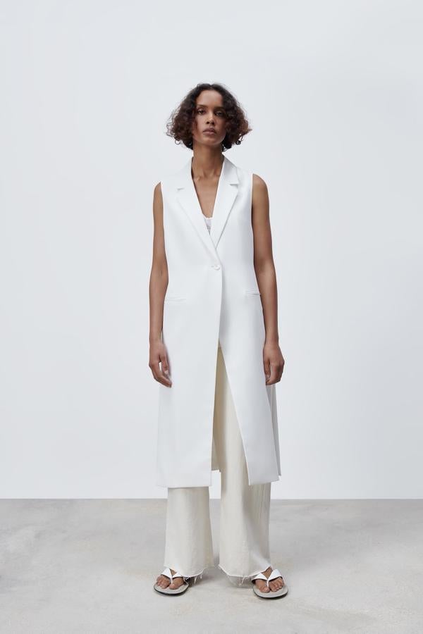 Chaleco largo de corte masculino con botonadura sencilla y solapas, de Zara (49,95 €).