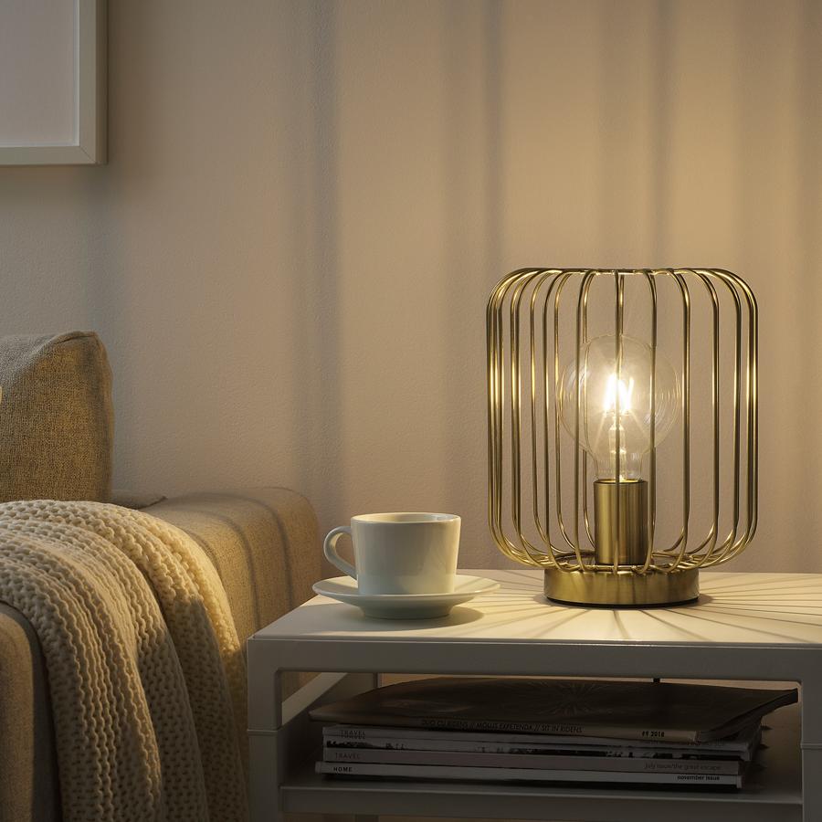 Esta lámpara de mesa con chapado en latón antes tenía un precio de 12 euros y ahora cuesta 7 euros.