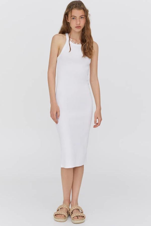 Este vestido midi básico de canalé en color blanco con tirantes y escote haltera se ajusta a la silueta y tiene un precio de 9,99 euros. Es de Pull & Bear.