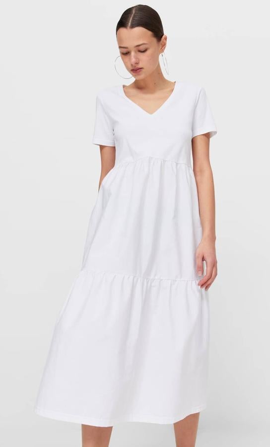 Con escote de pico y manga corta, este vestido midi blanco con volantes en el bajo es de Stradivarius y tiene un precio de 17,99 euros.