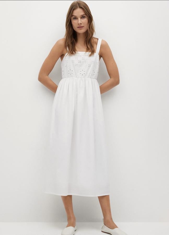 Con detalles calados y diseño acampanado, este vestido midi calado de tirantes anchos y escote cuadrado es de Mango y tiene un precio de 39,99 euros.