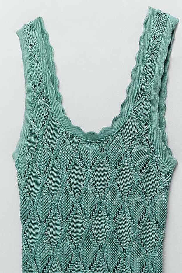 Cuenta con tirantes anchos y escote redondo, este vestido de Zara arrasó nada más llegar a las tiendas.