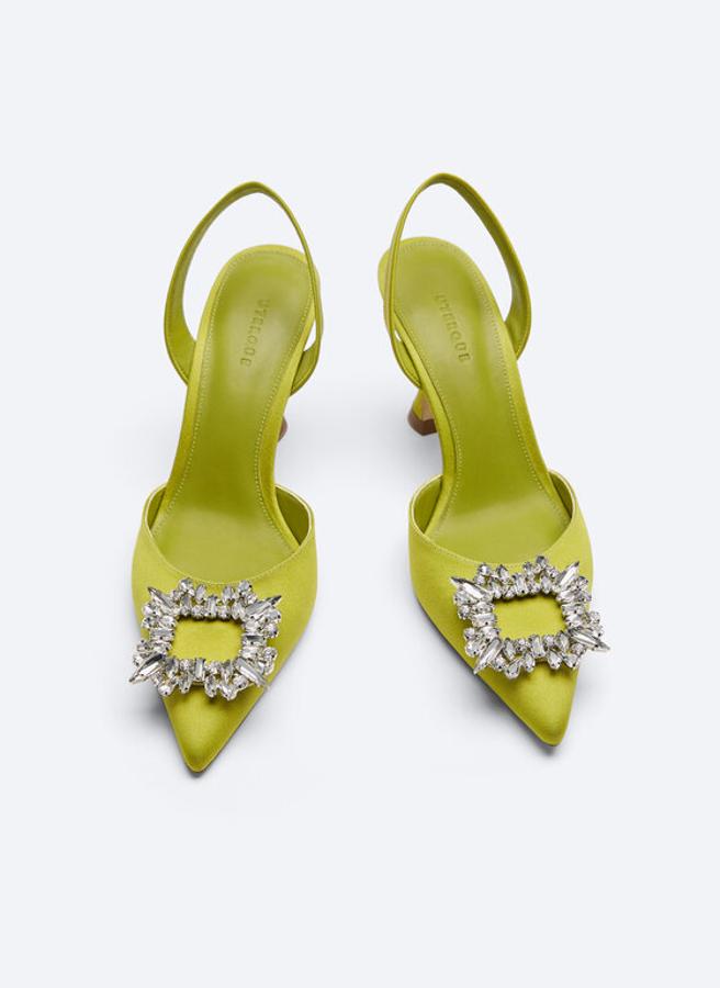 De pala y talón, con un precioso raso en color verde pistacho y joya en la puntera. Estos zapatos de Uterqüe son made in Spain y tienen un precio de 99 euros.