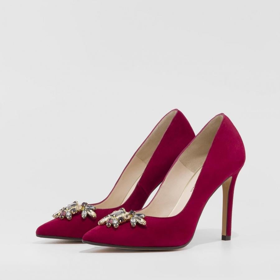 Salon Viten Bordo en ante color burdeos con detalle de joya en punta. Son de Lodi. Precio: 97,30 euros (antes 139€).