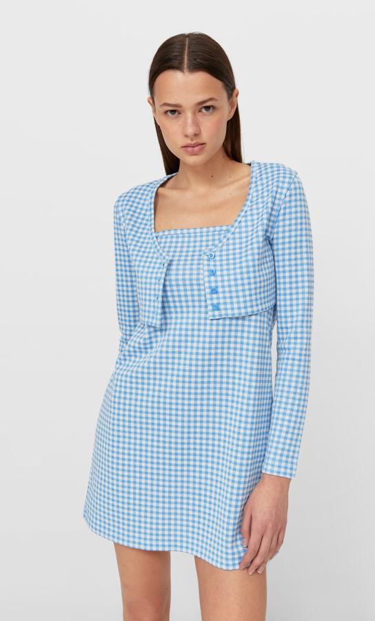 Twin-set de Stradivarius. Vestido corto ajustado con escote cuadrado y tirante fino. Detalle de bolero a tono con cierre frontal, disponible en azul celeste, lila o verde. Precio: 17,99 euros.