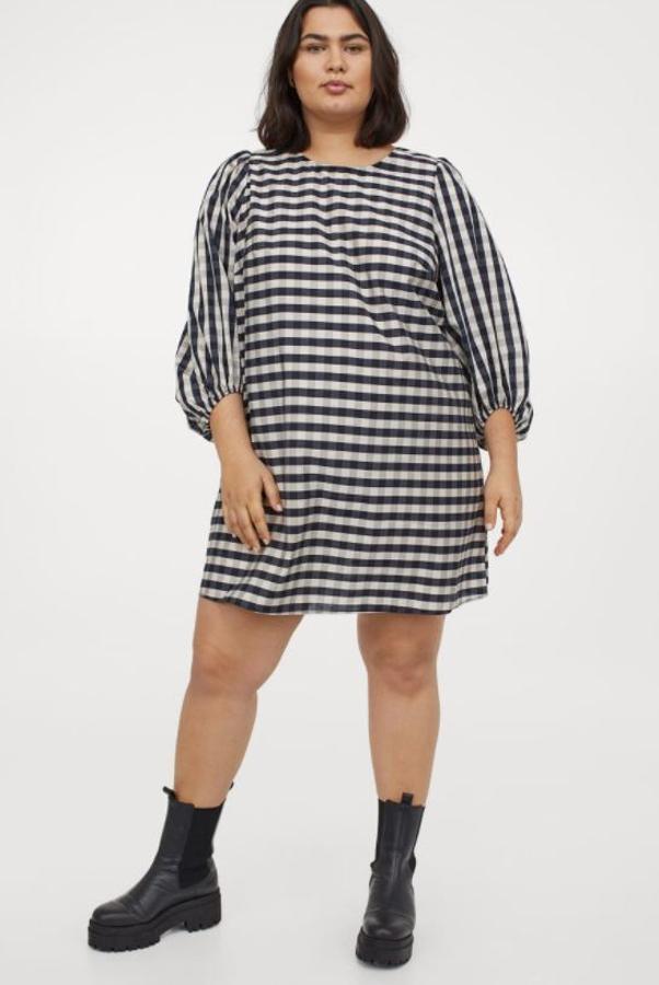 Vestido con mangas globo de H&M. Cuello redondo y cierre de lágrima con botón revestido en la nuca. Mangas globo tres cuartos con hombros abullonados y elástico fino en los puños. Precio: 19,99 euros.