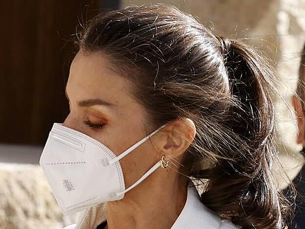 La reina apostaba por un recogido en coleta de lo más juvenil.