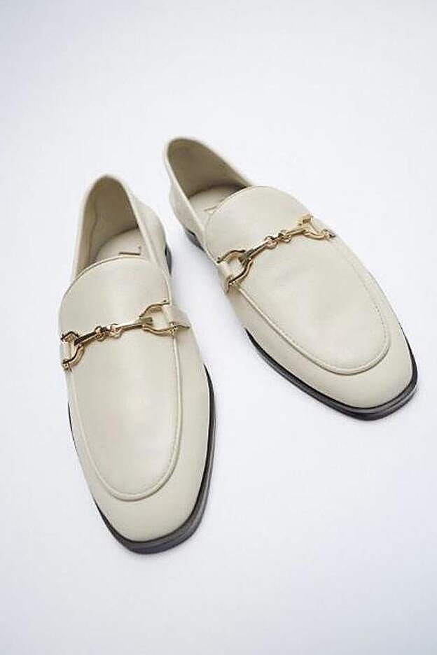 Los mocasines blancos de Zara.