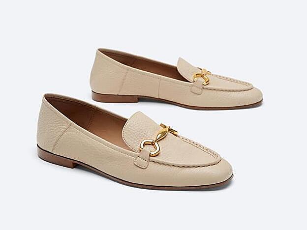 Mocasines con hebilla de Uterqüe.