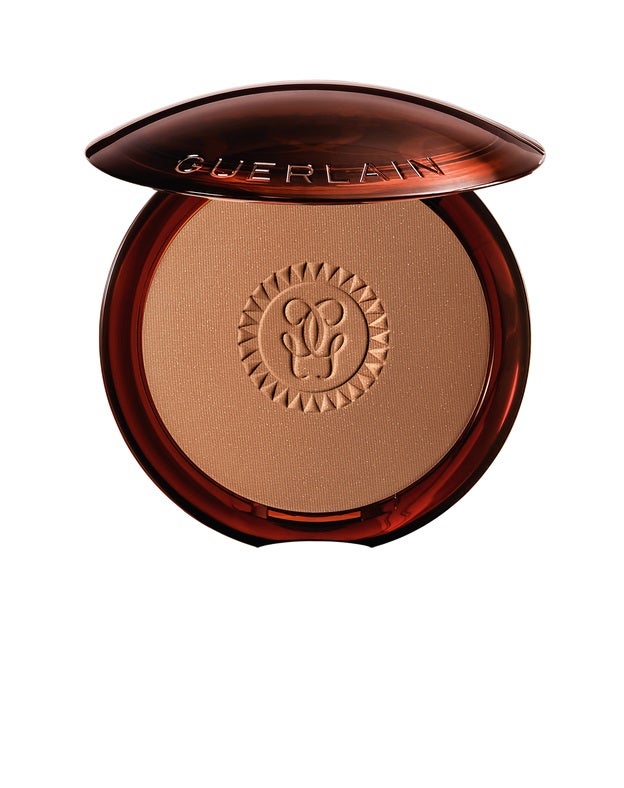 Guerlain Terracota Polvos Bronceadores: una colección superventas de la firma que triunfa cada año con la llegada del buen tiempo para conseguir un bronceado natural que a la vez hidrata, no reseca y asegura una flexibilidad óptima de la piel durante horas. Rebajado en la farmacia online  de 73,57 euros a 48,35 euros . ¡Chollo a la vista!