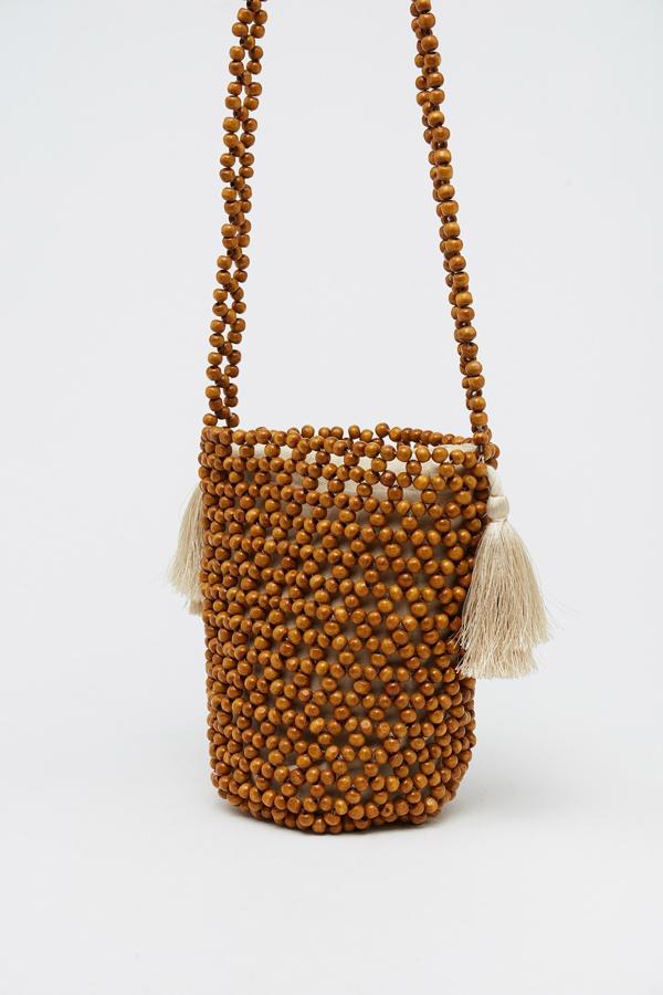 Bolso saco de cuentas de mandera, de Sfera (16,99 €).