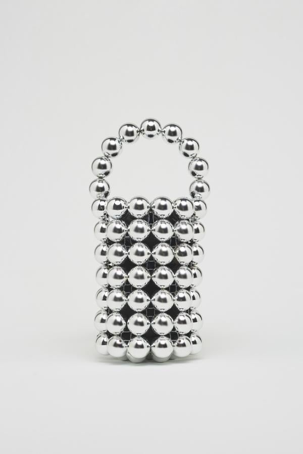 Bolso de mano con bolas metálicas, de Sfera (39,99 €).