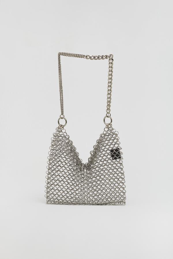 Bolso de asa larga de cadenas metálicas, de Sfera (49,99 €).