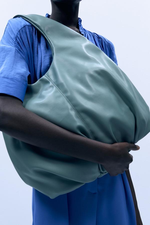 Shopper con asa al hombro en tejido efecto piel, de Sfera (22,99 €).