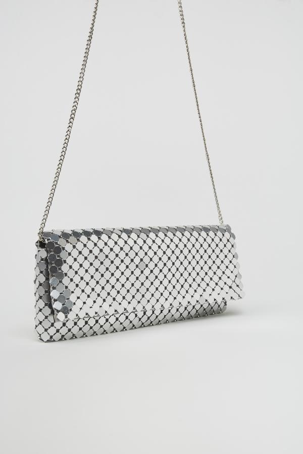 Cartera de mano alargada de malla metálica con cadena, de Sfera (11,99 €).