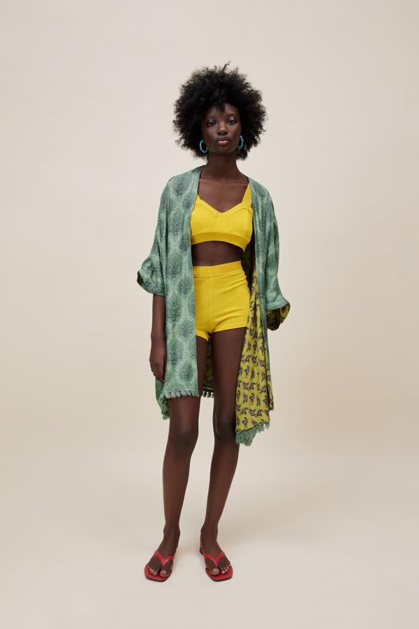 Kimono de manga larga reversible, de Zara (49,95 €).