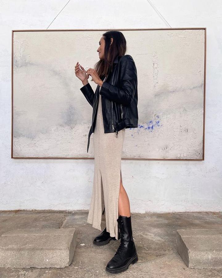 Cazadora de cuero + vestido de punto + botines con cordones