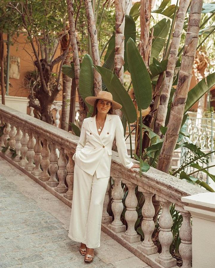 Traje en color crudo + sombrero + sandalias doradas