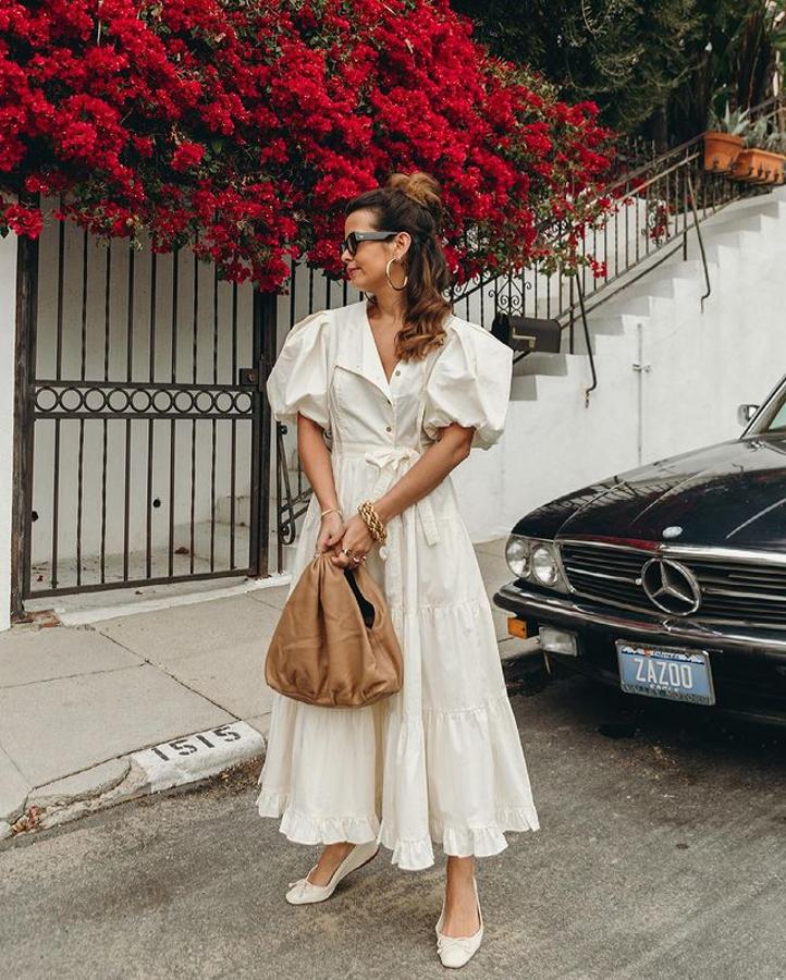 Vestido color crudo + bailarinas + bolso color arena