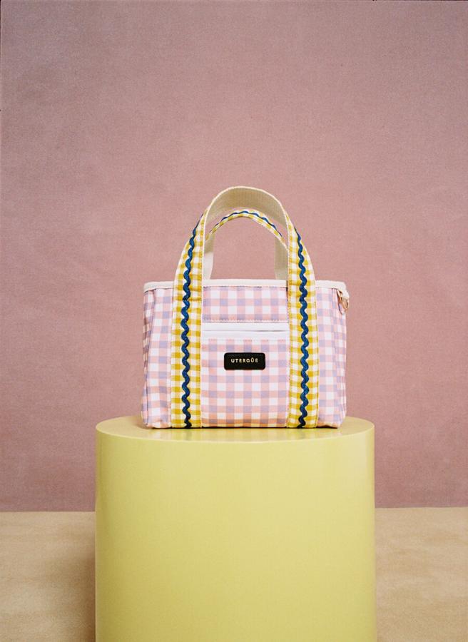 Bolso tote con estampado de cuadros y asa corta, de Uterqüe (59 €).