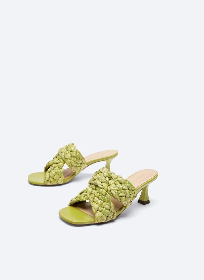 Mules de tacón de rafia trenzada, de Uterqüe (89 €).
