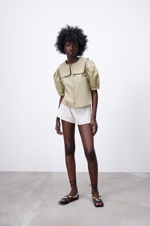 Blusa con cuello con bordados de la nueva colección de primavera de Zara (25,99 euros)