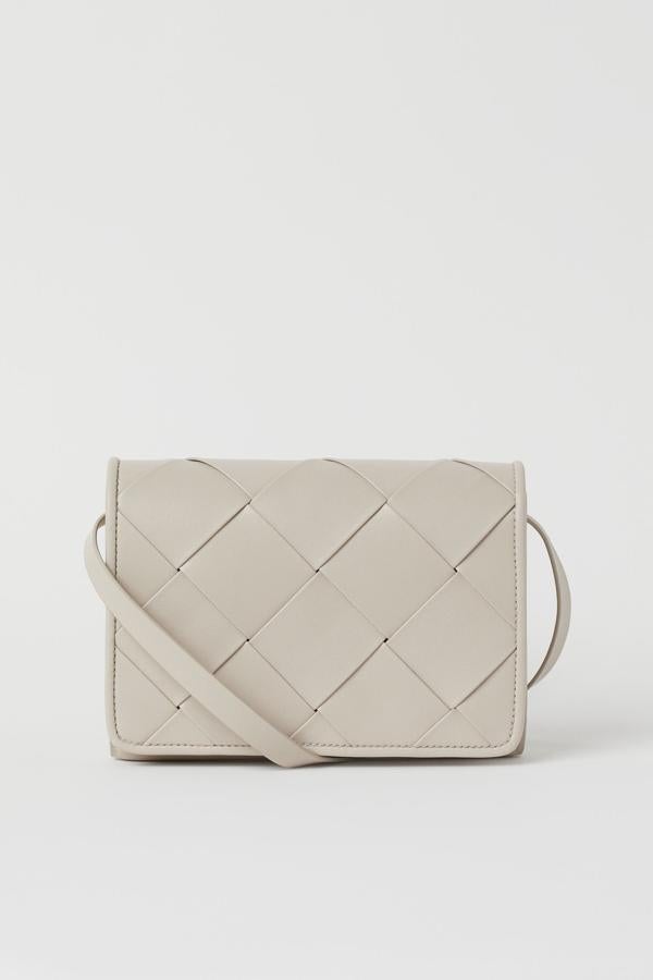 Bolso trenzado en color crudo para llevar en bandolera de la nueva colección de primavera de H&M (14,99 euros)