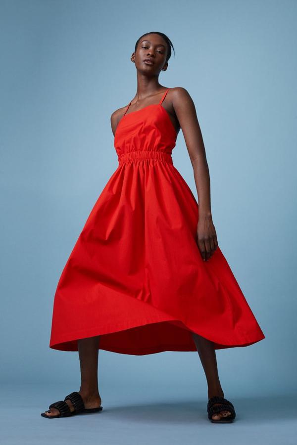 Vestido de tirantes en color rojo y largo midi de la nueva colección de H&M (25,99 euros)