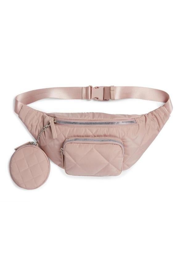 Riñonera acolchada de nailon rosa palo de Primark: 8 euros.