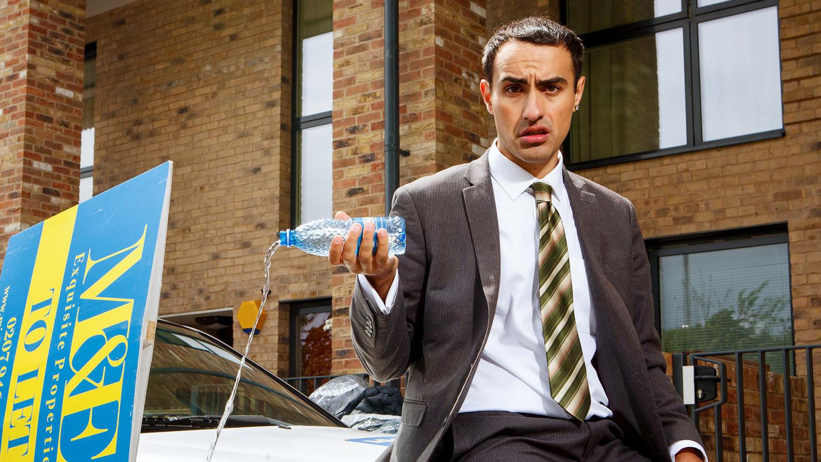 Stath Lets Flats. Temporada 1. Filmin. 23 de abril.Esta serie de Channel 4 ganó tres premios BAFTA en 2020, cuando competía con ‘Flebag’ y ‘Derry Girls’. Y lo hizo centrándose en una pequeña agencia de alquiler de pisos en Londres en la que trabaja Stath, un reconocido incompetente que mantiene su puesto porque su padre es el jefe y aspira a poder jubilarse algún día.