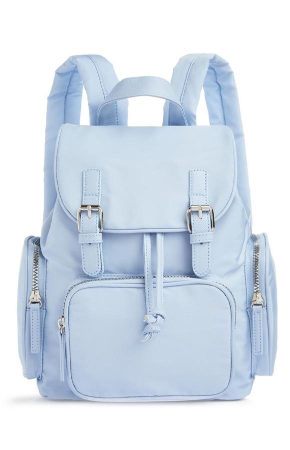 Mochila de nailon color azul empolvado con hebillas pequeñas de Primark: 12 euros.