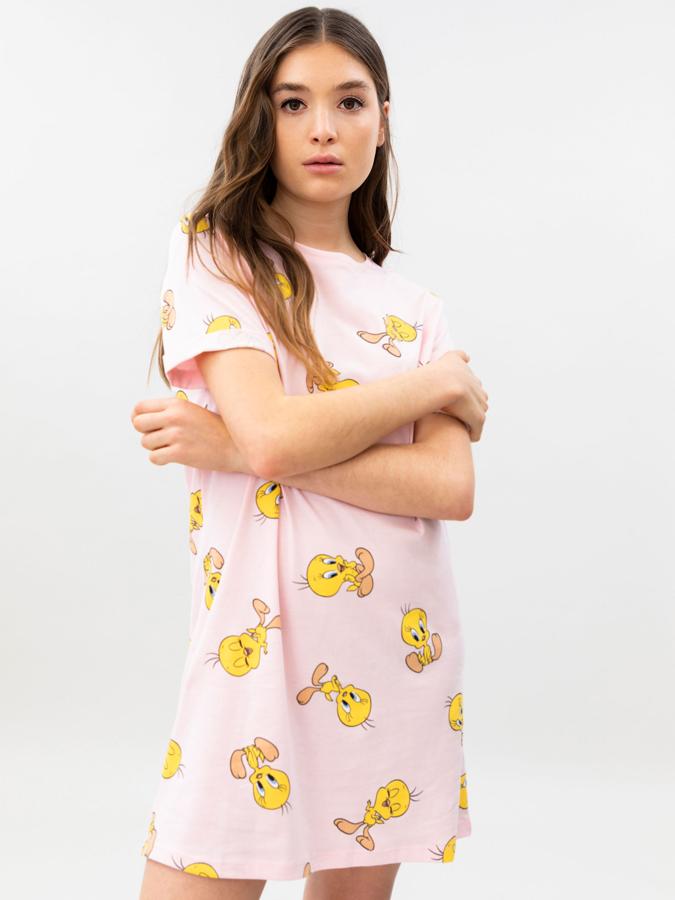 En color rosa con estampado de Piolín, este camisón de cuello redondo y manga corta tiene un precio de 9,99 euros.