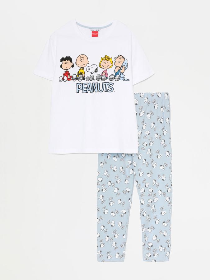 Con estampado de Snoopy, este conjunto de pijama con camiseta blanca con los personajes y pantalón azul con cintura elástica tiene un precio de 12,99 euros.