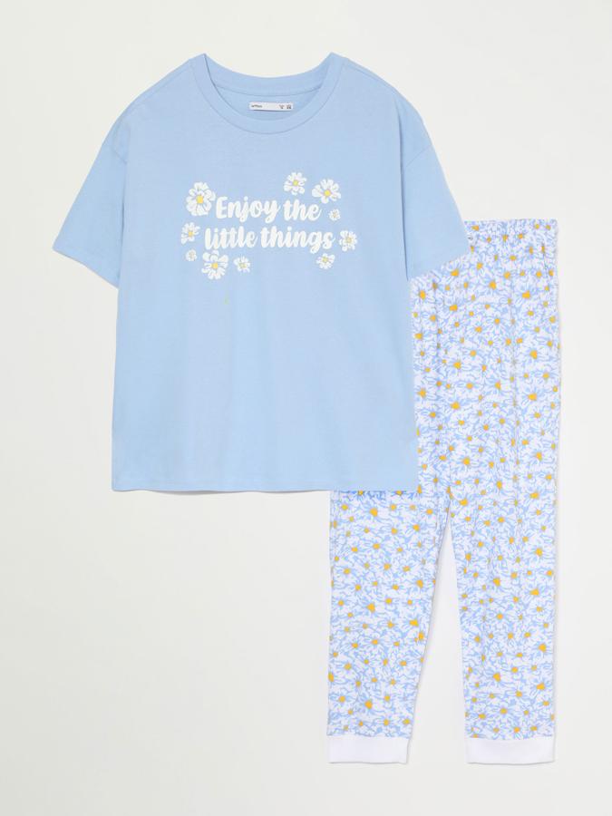 En color azul y estampado flora, este conjunto de pijama formado por camiseta de manga corta y pantalón largo con cintura elástica y cordones tiene un precio de 9,99 euros.