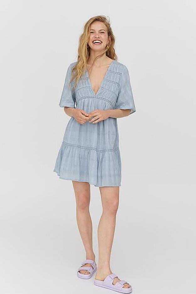 Pull & Bear nos propone este mini vestido cómodo y favorecedor que no querrás quitarte en toda la temporada.