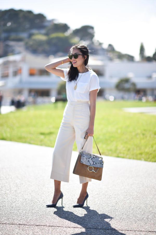 Con camiseta blanca, bolso print animal y zapatos de tacón (9 to 5 chic)