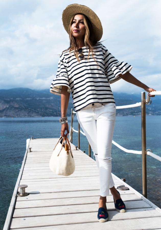 Con camiseta de rayas, sombrero y alpargatas de esparto