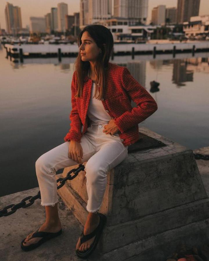 Con chaqueta de tweed roja y sandalias planas (Belén Hostalet)