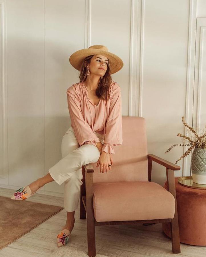 Con blusa en rosa empolvado y zapatos con bordados (Jessie Chanes)