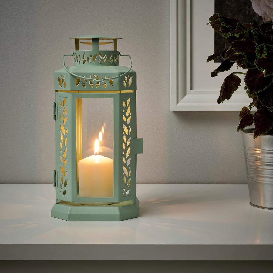 De color verde, este farol para vela, apto tanto para interior como para exterior, tiene un precio de 9 euros.
