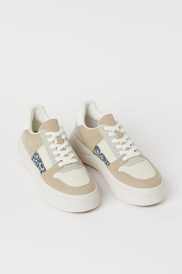 De estilo deportivo y en color beige (89,99 euros).