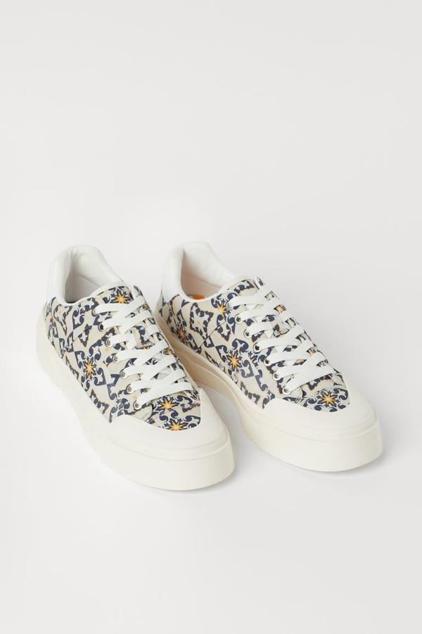 Estampadas y con suela blanca (49,99 euros).