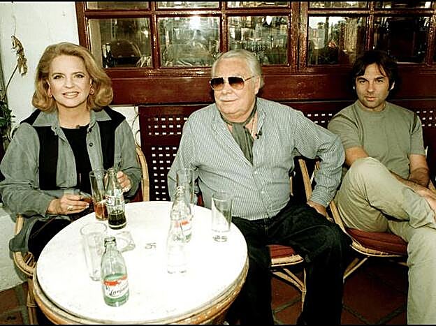 Retrato de familia: Alfonso de Hohenlohe con su hijo y su primera mujer Ira von Fürstenberg.