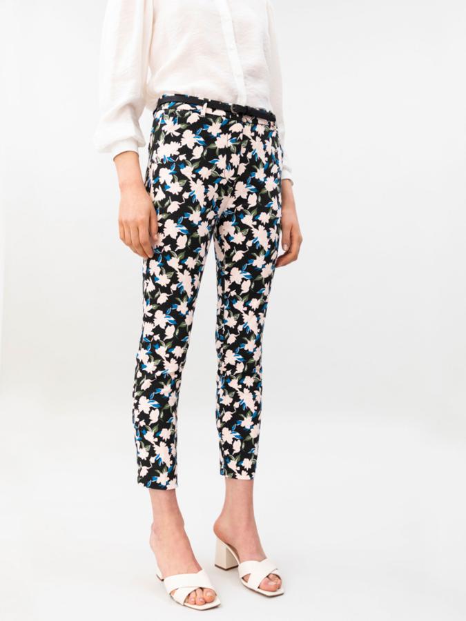 De corte chino y con cinturón de efecto piel con hebilla, este pantalón con estampado floral cuenta con bolsillos delanteros y traseros y una abertura lateral en el bajo. Tiene un precio de 15,99 euros. Está disponible en más colores.