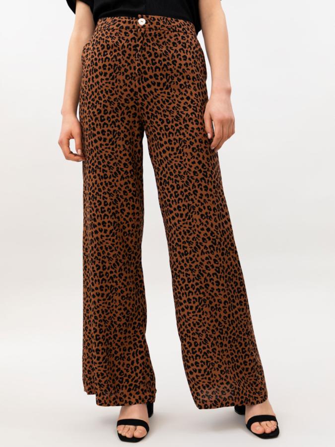 Con estampado de leopardo en marrón y negro, este pantalón con volumen cuenta con cintura elástica y cierre mediante cremallera y botón. Tiene un precio de 9,99 euros.