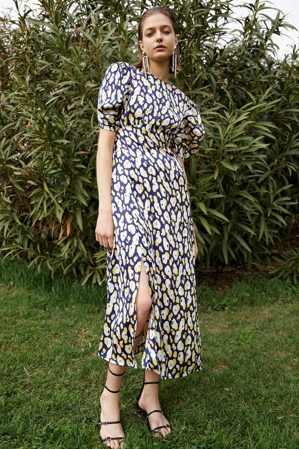 En tonos azules, este vestido midi con estampado cuenta con cuello caja, manga corta y abertura en un lateral. Tiene un precio de 29,99 euros.