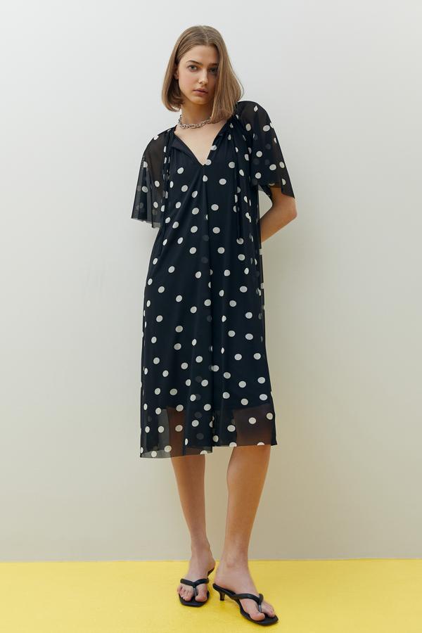 Este vestido de tul con manga amplia de color negro con lunares blancos tiene un precio de 29,99 euros.