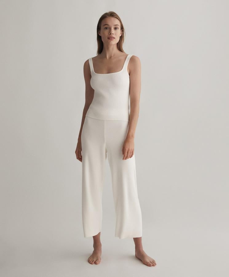 Disponible en varios colores, este conjunto de punto en blanco roto cuenta con un pantalón (29,99 euros) culotte con cintura elástica y un top (15,99 euros) de tirantes y escote redondo.