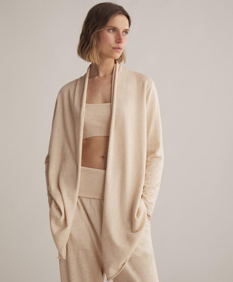 Formado por tres piezas, este conjunto de punto, algodón y seda en color marrón tierra cuenta con una chaqueta (35,99 euros) fluida, un top (15,99 euros) corto de tirantes y un pantalón (35,99 euros) ancho tipo harem con bolsillos y cintura elástica.