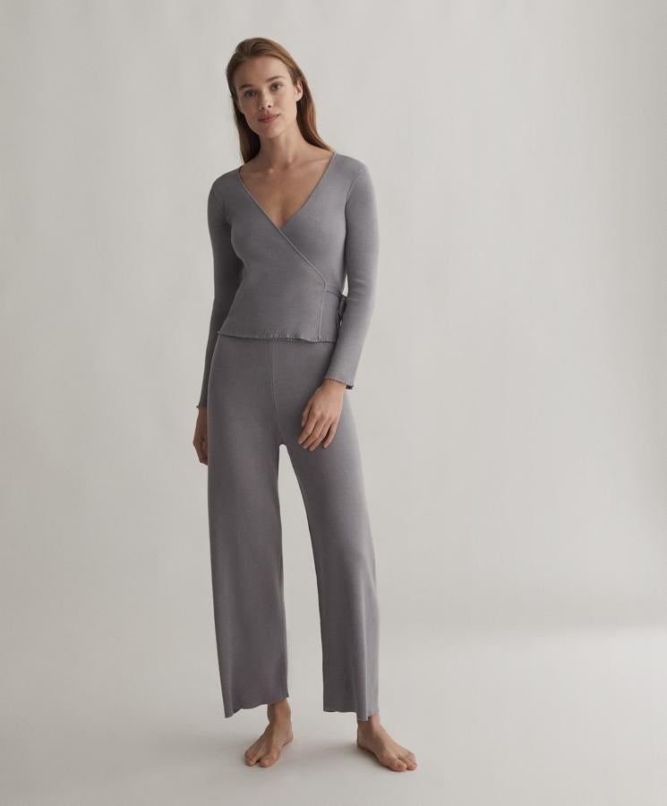 Disponible en varios colores, este conjunto de punto en color azul y con un suave tacto cuenta con un pantalón culotte (29,99 euros) con cintura elástica ajustable y una chaqueta (29,99 euros) de manga larga tipo ballet con cuerpo cruzado mediante lazada.